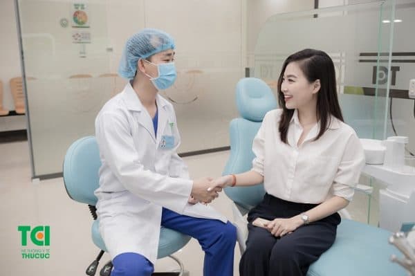 Khách hàng hài lòng tuyệt đối với hiệu quả tẩy trắng răng tại Thu Cúc TCI