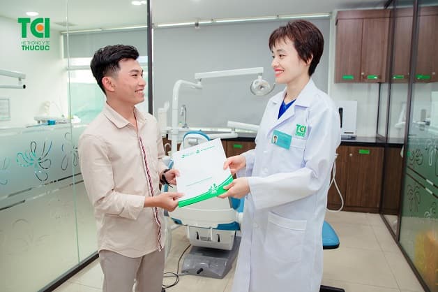 Nếu hiện tượng đau nhức răng kéo dài, tốt hơn hết bạn nên đi thăm khám với các bác sĩ để được điều trị kịp thời