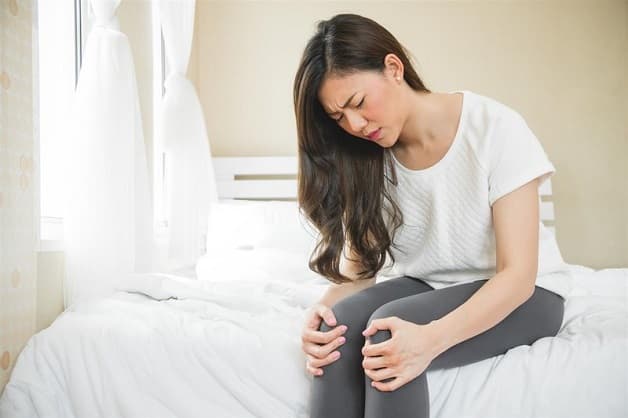 Trĩ ngoại độ 2 gây nên những triệu chứng đau, ngứa, có chảy máu ở vùng hậu môn