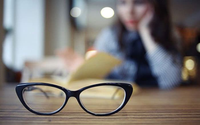 tật khúc xạ về mắt gây nhìn mờ