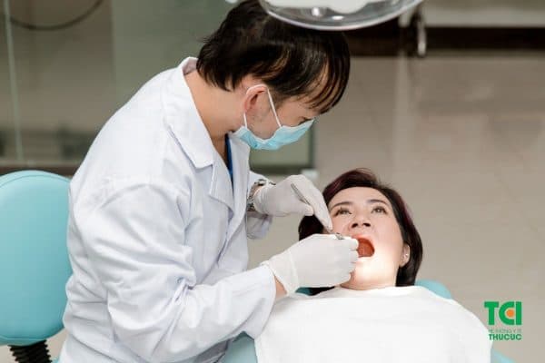 Quy trình nạo túi lợi được thực hiện tại một cơ sở nha khoa uy tín