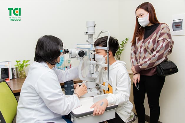 Bố mẹ nên đưa trẻ đi khám ngay khi con có dấu hiệu bị lác mắt