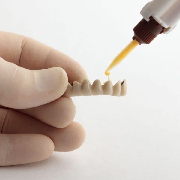 Keo dán nha khoa là vật liệu dùng để gắn kết phần mão răng giả với răng thật để tạo nên sự cố định của răng