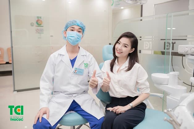 Khách hàng hài lòng khi trải nghiệm dịch vụ chăm sóc răng miệng tại Thu Cúc TCI