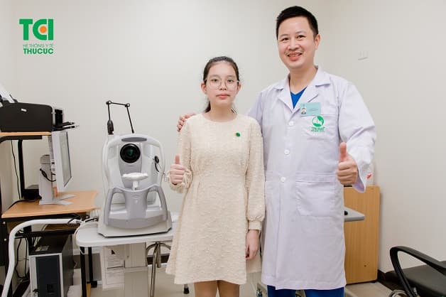 sử dụng kính trong điều trị 2 mắt tật khúc xạ không đều ở trẻ em