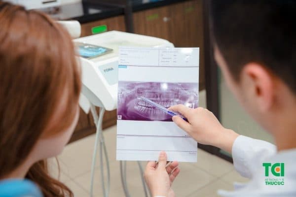 Niềng răng được chỉ định với những trường hợp răng lệch lạc, khấp khểnh làm ảnh hưởng tới khả năng nhai và thẩm mỹ