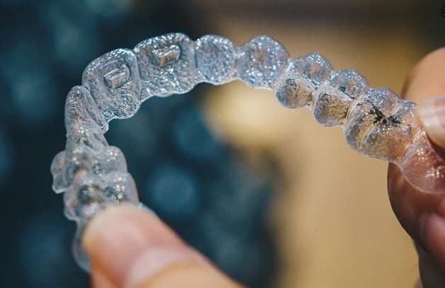 Niềng răng Invisalign giá bao nhiêu còn tùy thuộc vào số lượng khay niềng ở mỗi trường hợp chỉnh nha
