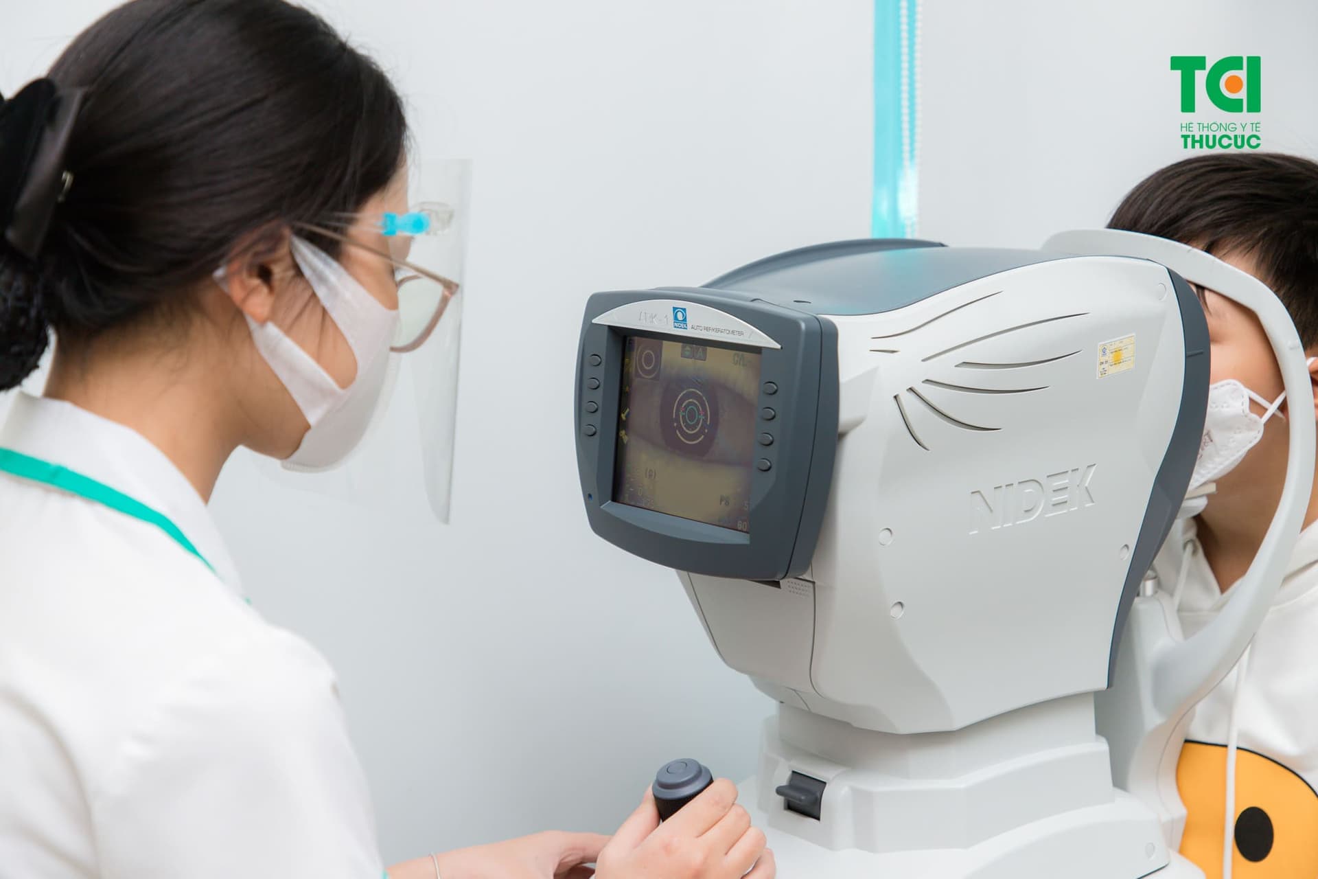 khám tật khúc xạ