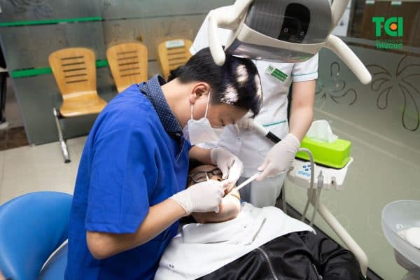 bọc răng sứ có đau không