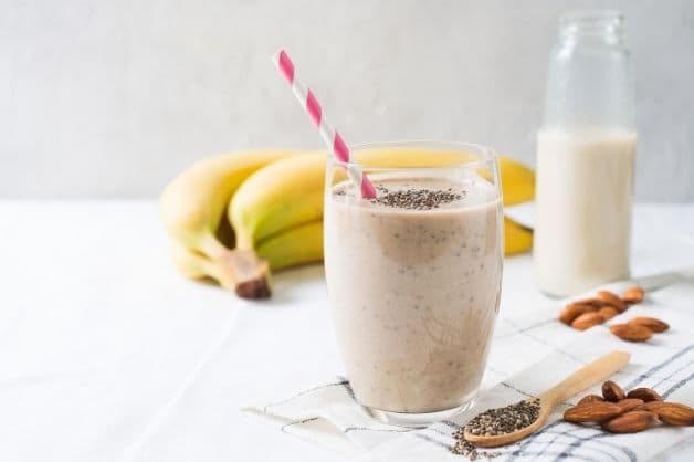 Người bị mất ngủ uống gì - Sinh tố chuối hạnh nhân