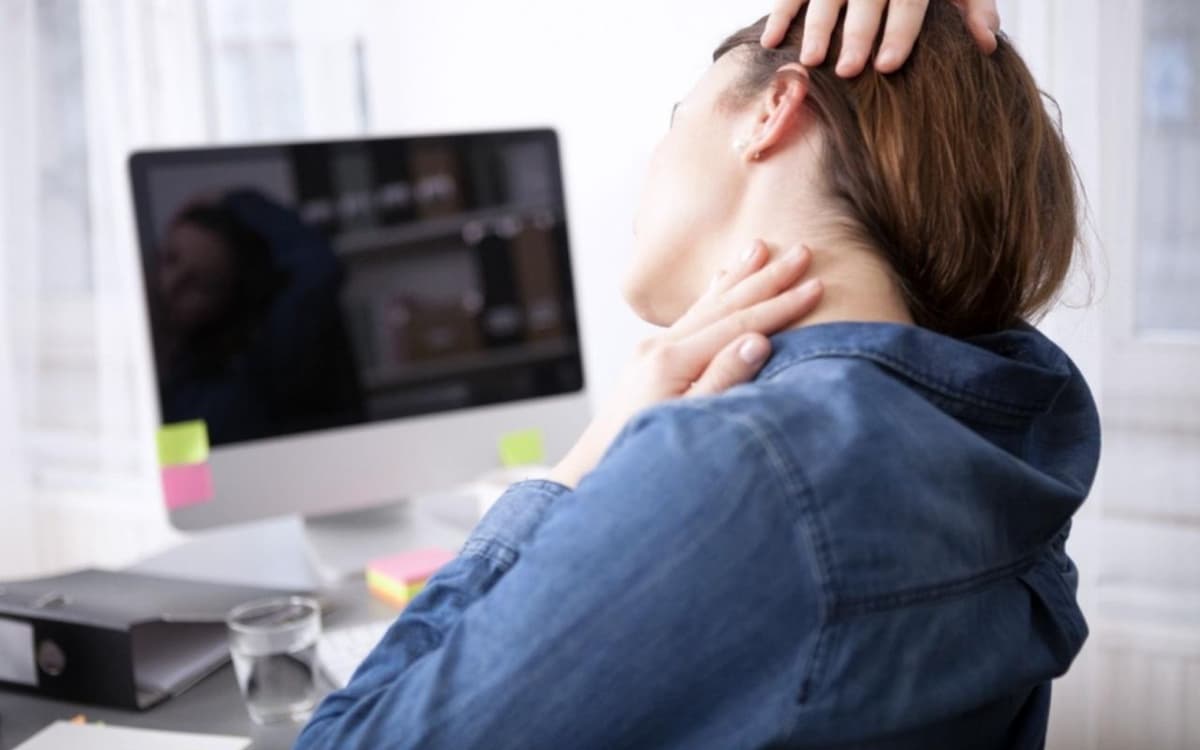 Cảnh báo tình trạng thoái hóa cột sống cổ ở người trẻ