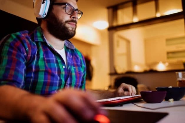 Thói quen sử dụng các thiết bị điện tử vào buổi tối muộn có thể gây ra bệnh mất ngủ