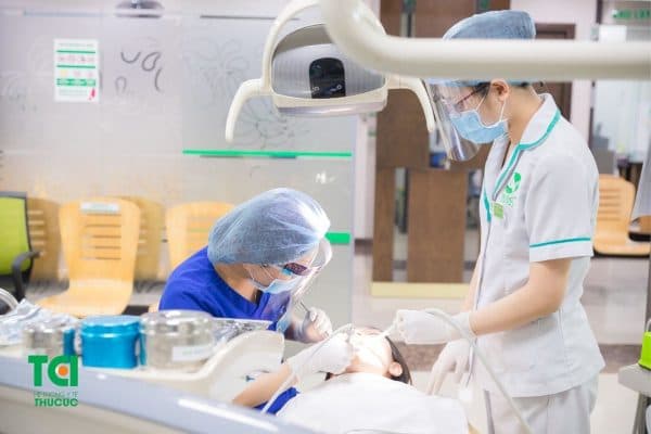 Trồng răng hết bao nhiêu tiền phụ thuộc vào nhiều yếu tố như phương pháp, tình trạng răng miệng, tay nghề bác sĩ...