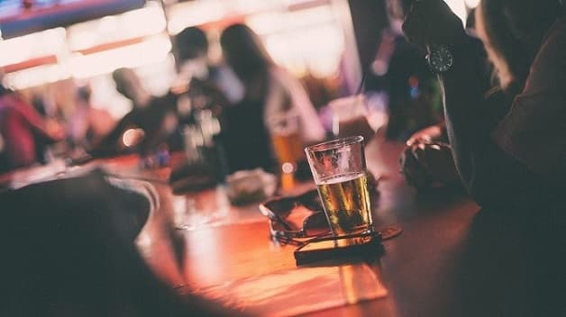 bị mất ngủ đêm không nên sử dụng chất kích thích như bia, rượu, thuốc lá,....