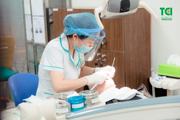 Nhổ răng nên được thực hiện bởi bác sĩ chuyên môn cao với thiết bị hiện đại để giảm đau và đảm bảo an toàn