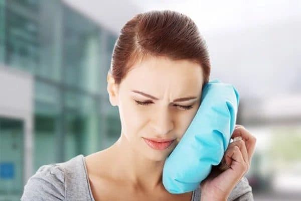 Sau khi nhổ răng, người bệnh có thể gặp phải một số phản ứng như đau răng, sưng tấy hoặc sốt nhẹ