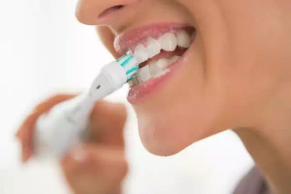 Vệ sinh răng miệng khoa học cũng góp phần ngăn chặn các bệnh lý răng miệng như viêm chân răng