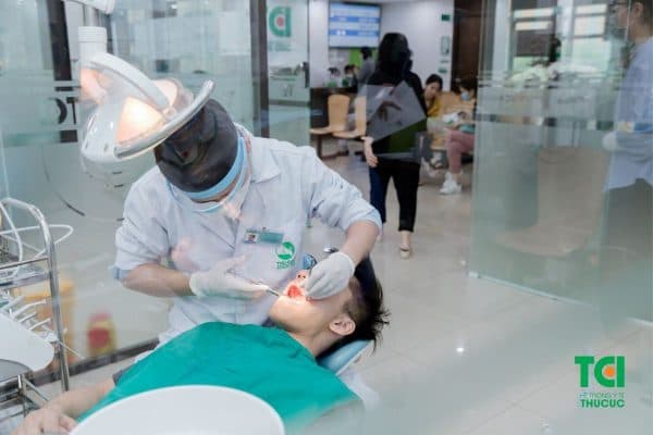 Bác sĩ sử dụng bông gạc để cầm máu tại vị trí răng khôn mới nhổ 