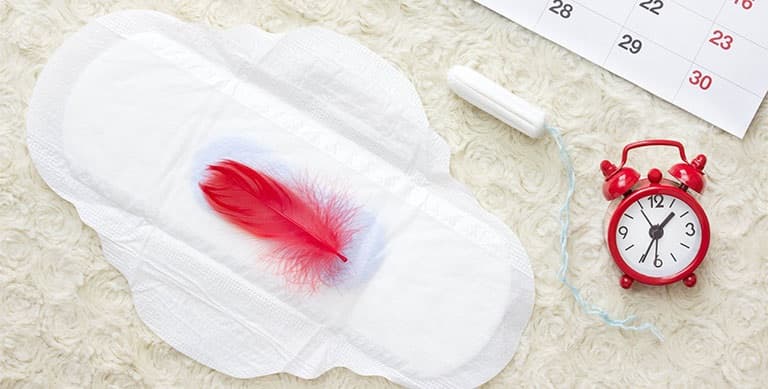 Chảy máu âm đạo do thai ngoài tử cung thường ra ít một, màu thẫm, không đông lại và kéo dài nhiều ngày