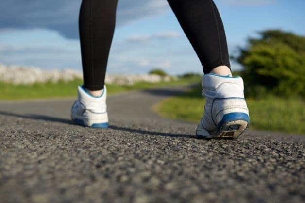 Đi bộ nhẹ nhàng để cơ thể tỉnh táo sau một đêm mất ngủ