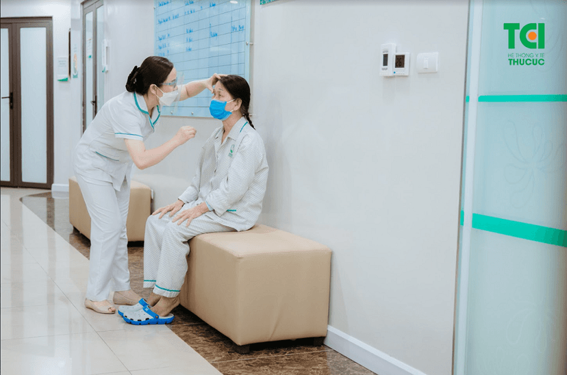 Đưa người thân đi mổ mắt Phaco tại Thu Cúc TCI
