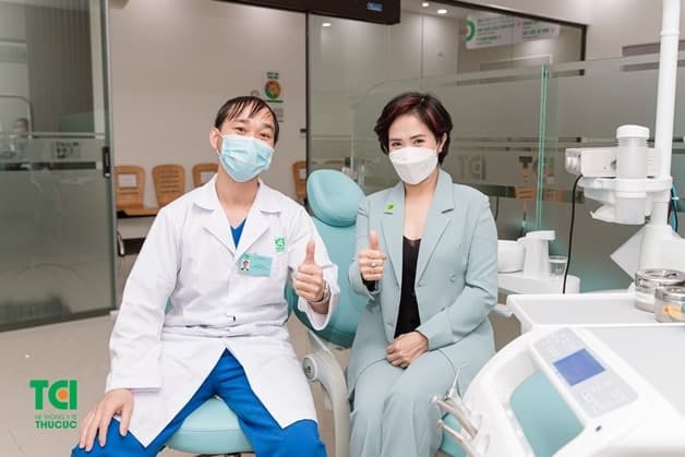 Tốt hơn hết, bạn nên thăm khám với bác sĩ chuyên khoa ngay khi có dấu hiệu sâu răng để có biện pháp điều trị kịp thời 