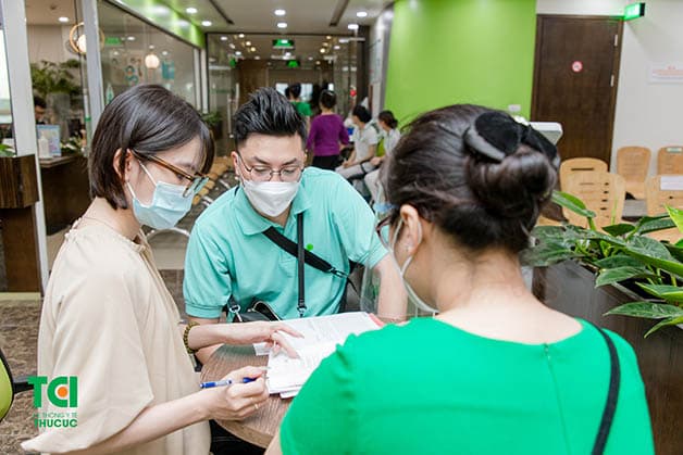 Mẹ bầu cần theo dõi sát lịch khám thai định kỳ để đảm bảo đi khám đầy đủ, đúng mốc thời gian