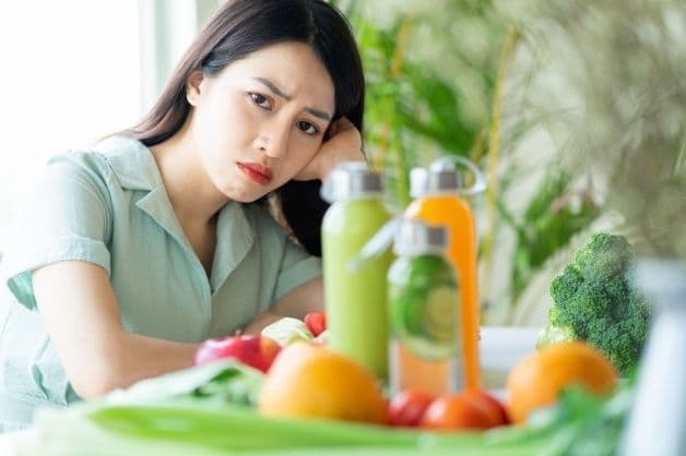 Mệt mỏi, chán ăn là một trong những triệu chứng mất ngủ kéo dài