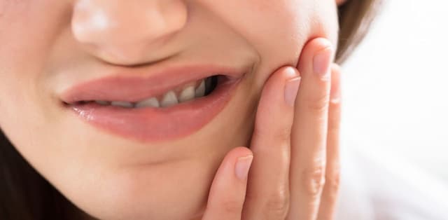 Nguyên nhân viêm quanh cuống răng là do đâu?