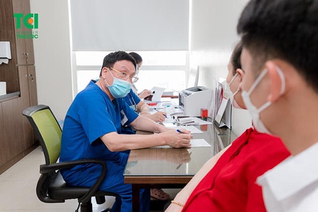 Bác sĩ phân tích, đọc kết quả, giúp mẹ bầu hiểu rõ hơn về những chỉ số, những vấn đề được phát hiện qua các xét nghiệm trong buổi khám thai