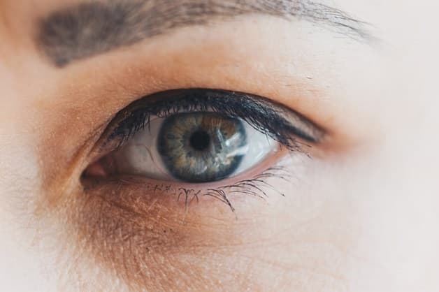 Rách giác mạc là hiện tượng chỉ những trầy xước trên bề mặt biểu mô giác mạc, do những dị vật làm tổn thương lớp giác mạc khiến cho thị lực bị giảm sút, đau nhức khó chịu