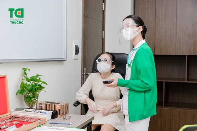 Tốt hơn hết, khi bị rách giác mạc thì bạn nên đến thăm khám với bác sĩ chuyên khoa để được điều trị kịp thời