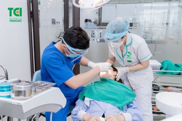 Đối với những bệnh nhân sâu răng nghiêm trọng, bác sĩ sẽ thực hiện nhổ răng để bảo tồn các răng khác trên cung hàm