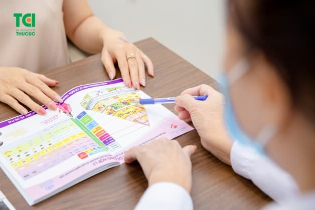 bác sĩ tư vấn chế độ ăn cho các mẹ gặp rong kinh sau sinh mổ