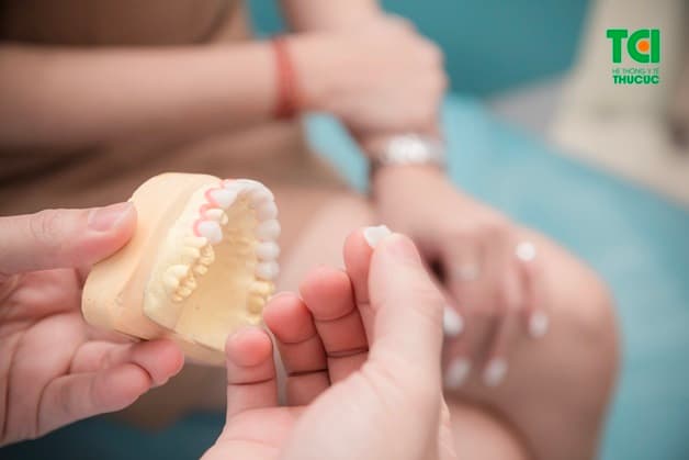 Bọc răng sứ là một trong những biện pháp khắc phục tình trạng răng cửa bị sâu hiệu quả