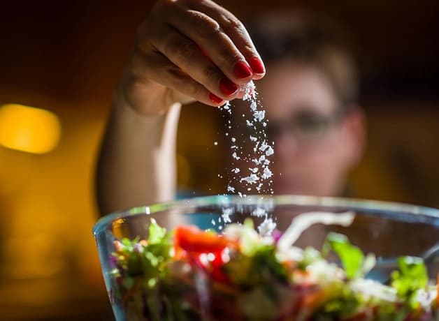 Nên giảm lượng muối trong thức ăn