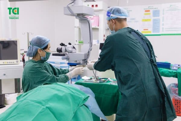 Phẫu thuật là một trong những cách thường được áp dụng để khắc phục tình trạng thị lực bị suy yếu
