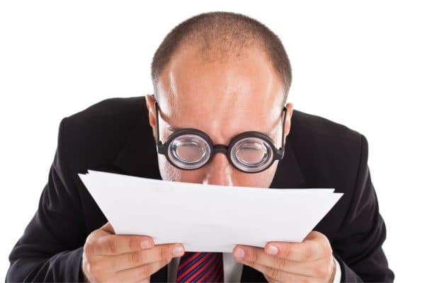 Thị lực suy giảm là tình trạng mọi người nhìn khó, nhìn mờ mọi vật ở trước mắt