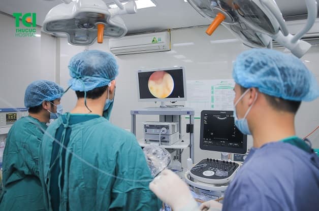 Cách điều trị sỏi bàng quang bằng tán sỏi nội soi ngược dòng