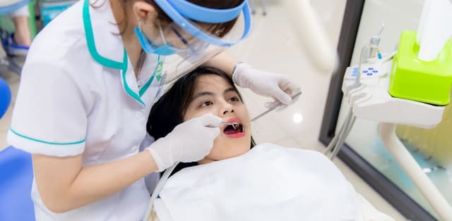 Bác sĩ nha khoa tư vấn chăm sóc răng sứ đúng cách