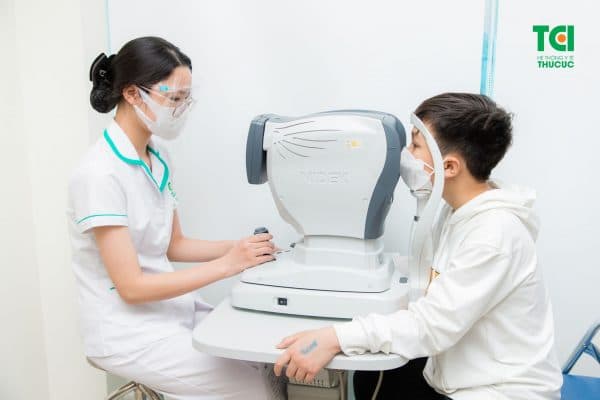 tật khúc xạ mắt ở trẻ em