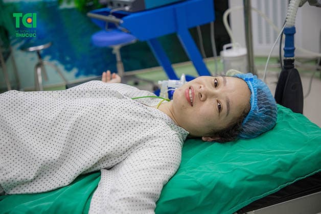 Nhận thấy tình trạng của bản thân cần được khắc phục sớm, chị Lan Anh đã đồng ý với phương pháp xử lý cắt tử cung, loại bỏ đa u xơ tử cung