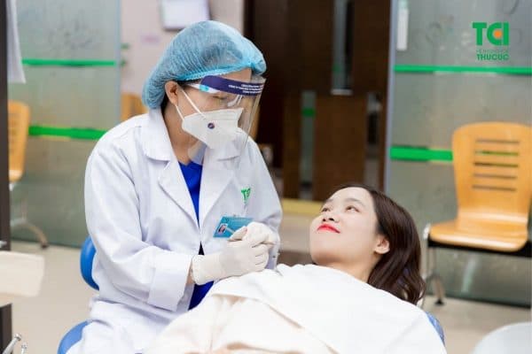 Lấy cao răng thường xuyên hoặc ngay khi thấy cao răng bắt đầu hình thành để ngăn ngừa vi khuẩn gây bệnh