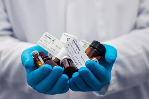 Điều trị viêm kết mạc bằng các loại thuốc theo chỉ định của bác sĩ 