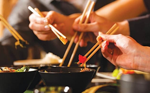 Thói quen ăn uống chung sẽ tạo điều kiện cho vi khuẩn lây nhiễm