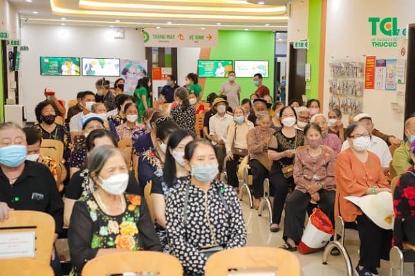 Hàng trăm khách hàng lớn tuổi tham gia khám và sàng lọc đục thủy tinh thể miễn phí.