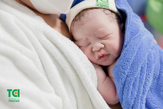 Bé được áp da cùng bố, mẹ ngay sau khi chào đời