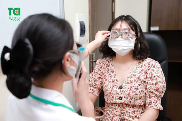 Khắc phục tật khúc xạ mắt bằng việc đeo kính mắt, kính áp tròng hoặc phẫu thuật