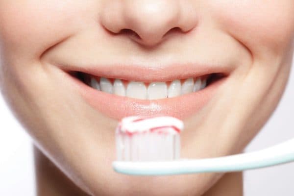 Chăm sóc răng sau khi lấy cao bằng việc chải răng nhẹ nhàng với bản chải lông mềm để làm sạch răng mỗi ngày