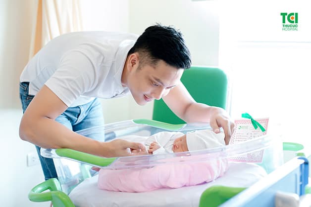 Với phương pháp sinh mổ, các bác sĩ Thu Cúc TCI đã giúp gia đình chị Thương mẹ tròn, con vuông